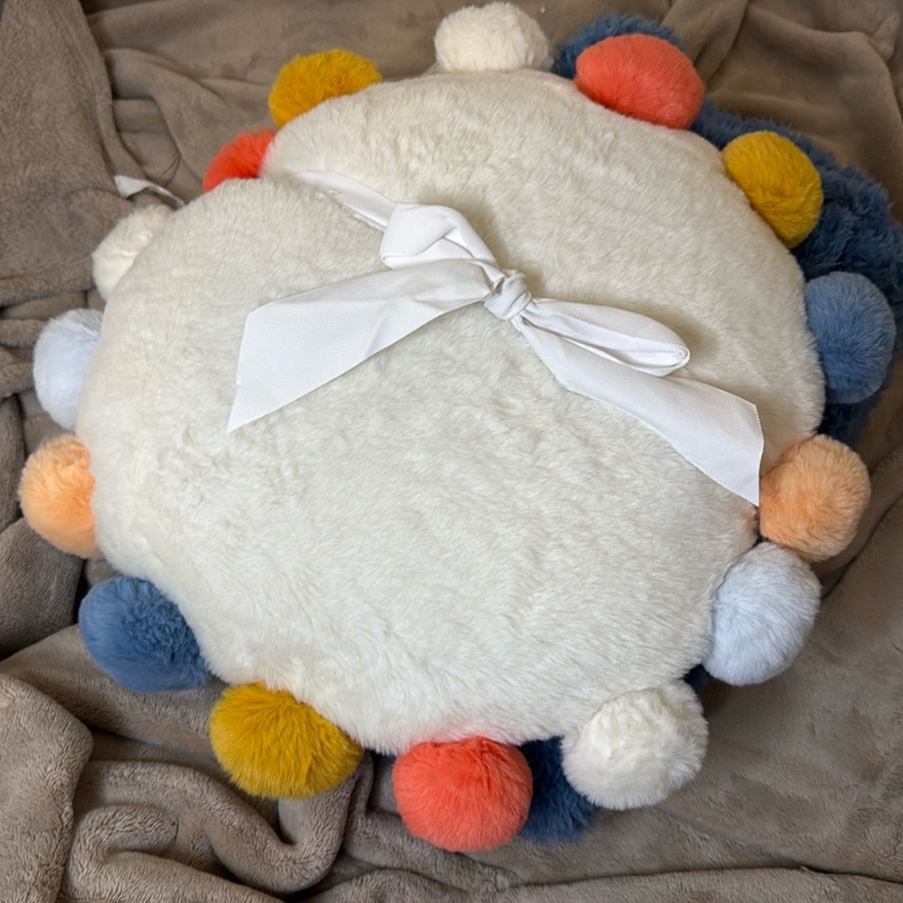 Pillowfort x Target pillow and blanket set
